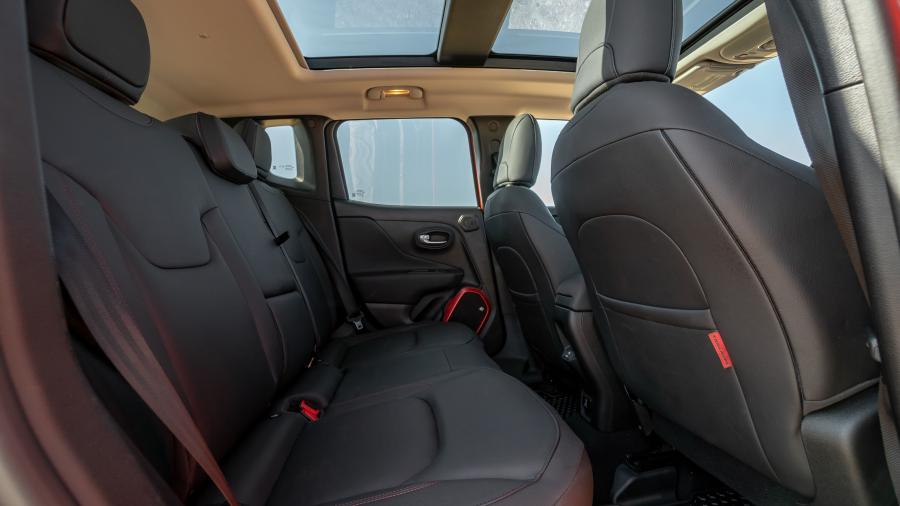 Интерьер Jeep Renegade Trailhawk (BU) 2018 года  (NA) (фото 23 из 40)